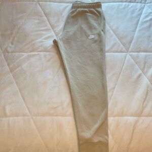 Size:  Medium W

Color: Beige

Condition: Good. Wore a few times Brand: Nike